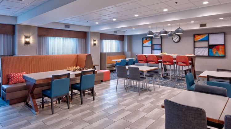 Hampton Inn Norfolk Lobby