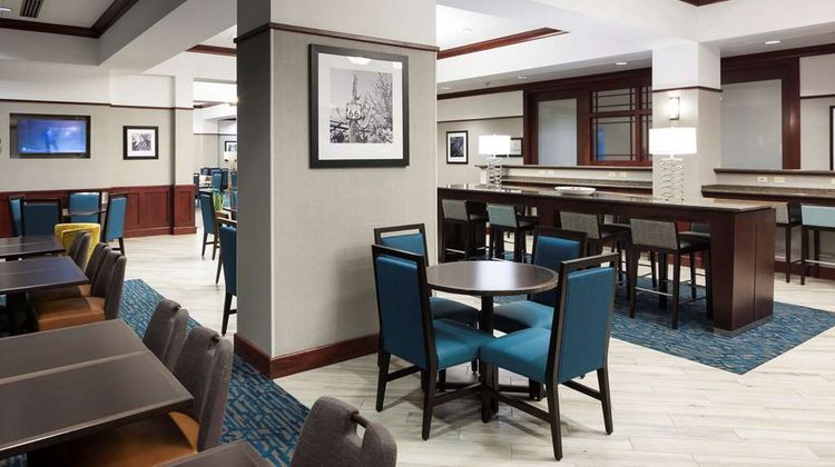 Hampton Inn & Suites Bricktown Lobby