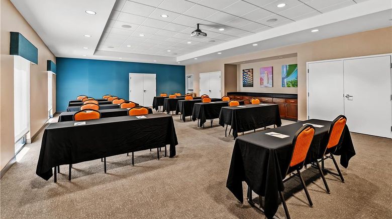 <b>Hampton Inn Omaha/West Dodge Road Meeting</b>. Images powered by <a href="https://iceportal.shijigroup.com/" title="IcePortal" target="_blank">IcePortal</a>.