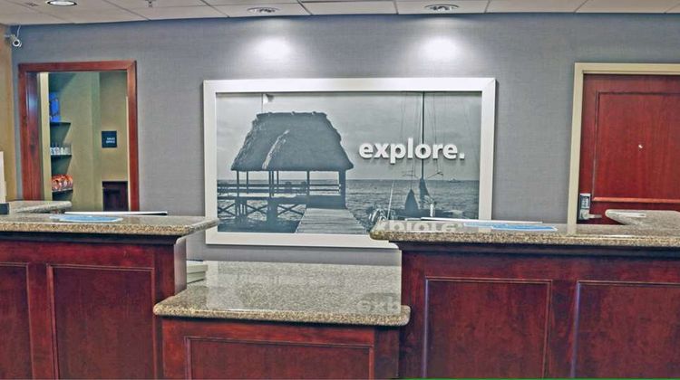 Hampton Inn & Suites Norfolk-Airport Lobby