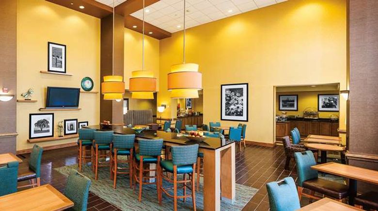 <b>Hampton Inn & Suites Chesapeake Lobby</b>. Images powered by <a href="https://iceportal.shijigroup.com/" title="IcePortal" target="_blank">IcePortal</a>.
