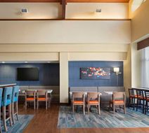 Hampton Inn & Suites Oyster Point Lobby
