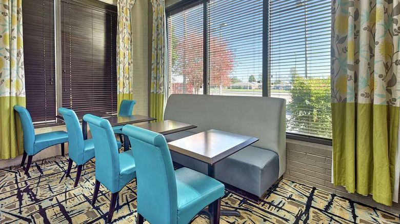 <b>Hampton Inn Norfolk-Naval Base Lobby</b>. Images powered by <a href="https://iceportal.shijigroup.com/" title="IcePortal" target="_blank">IcePortal</a>.