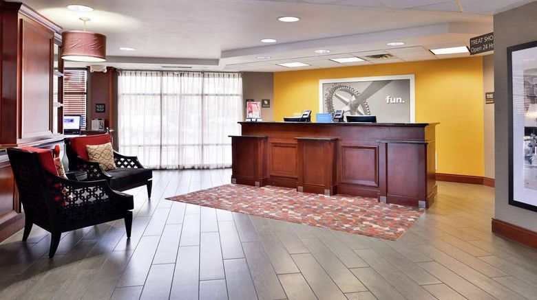 <b>Hampton Inn Virginia Beach Lobby</b>. Images powered by <a href="https://iceportal.shijigroup.com/" title="IcePortal" target="_blank">IcePortal</a>.