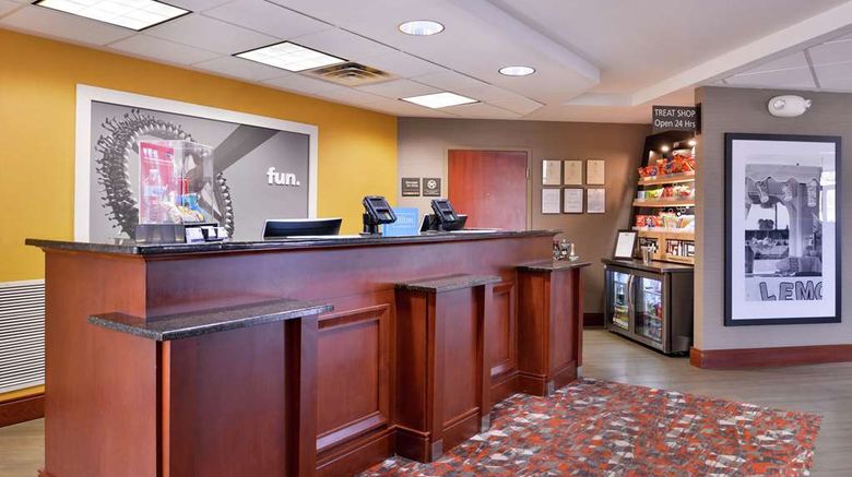 <b>Hampton Inn Virginia Beach Lobby</b>. Images powered by <a href="https://iceportal.shijigroup.com/" title="IcePortal" target="_blank">IcePortal</a>.