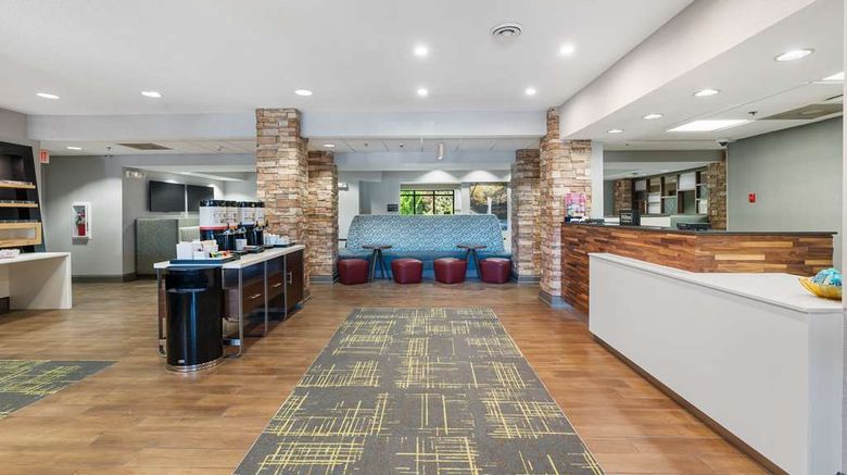 <b>Hampton Inn Ottawa Lobby</b>. Images powered by <a href="https://iceportal.shijigroup.com/" title="IcePortal" target="_blank">IcePortal</a>.