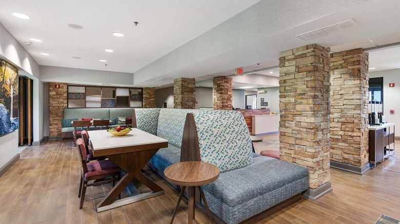 <b>Hampton Inn Ottawa Lobby</b>. Images powered by <a href="https://iceportal.shijigroup.com/" title="IcePortal" target="_blank">IcePortal</a>.