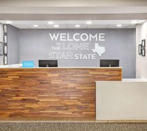 Hampton Inn Paris Lobby