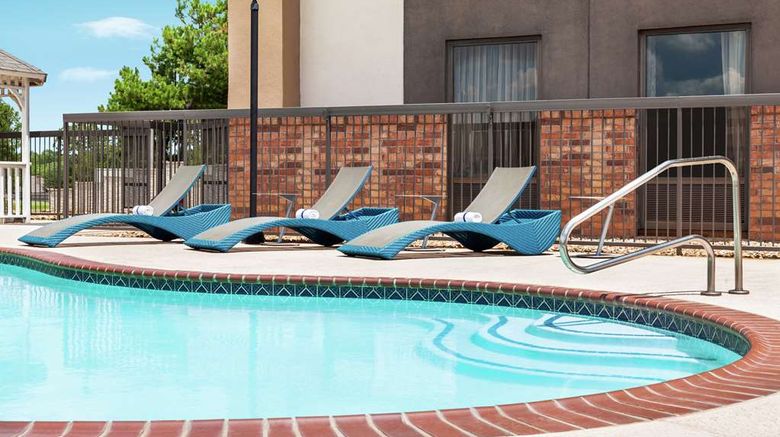 <b>Hampton Inn Paris Pool</b>. Images powered by <a href="https://iceportal.shijigroup.com/" title="IcePortal" target="_blank">IcePortal</a>.