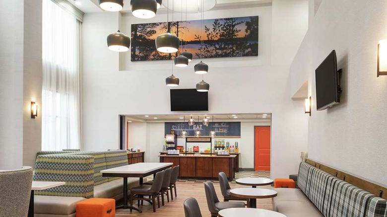 <b>Hampton Inn & Suites Pine Bluff Restaurant</b>. Images powered by <a href="https://iceportal.shijigroup.com/" title="IcePortal" target="_blank">IcePortal</a>.