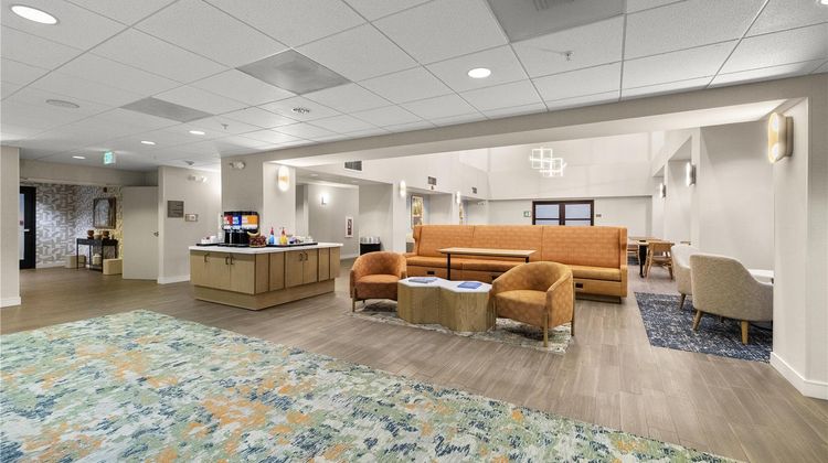 Hampton Inn & Suites Lancaster Lobby
