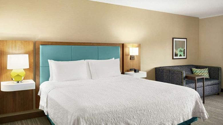 <b>Hampton Inn Portland Airport Room</b>. Images powered by <a href="https://iceportal.shijigroup.com/" title="IcePortal" target="_blank">IcePortal</a>.