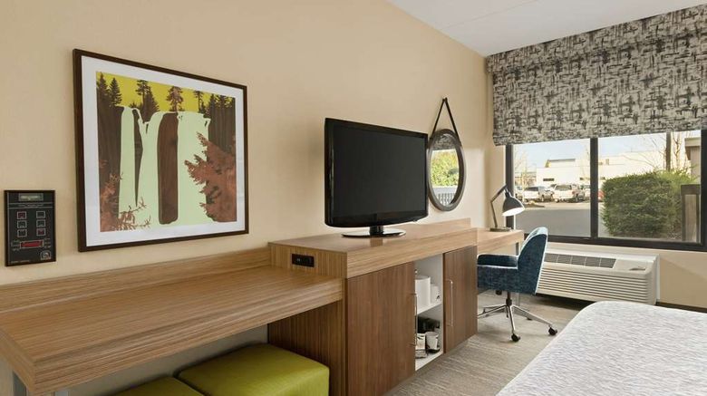 <b>Hampton Inn Portland Airport Room</b>. Images powered by <a href="https://iceportal.shijigroup.com/" title="IcePortal" target="_blank">IcePortal</a>.
