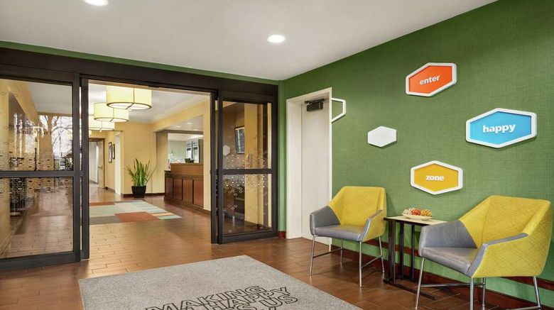 <b>Hampton Inn Portland Airport Lobby</b>. Images powered by <a href="https://iceportal.shijigroup.com/" title="IcePortal" target="_blank">IcePortal</a>.