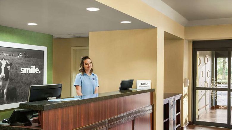 <b>Hampton Inn Portland Airport Lobby</b>. Images powered by <a href="https://iceportal.shijigroup.com/" title="IcePortal" target="_blank">IcePortal</a>.