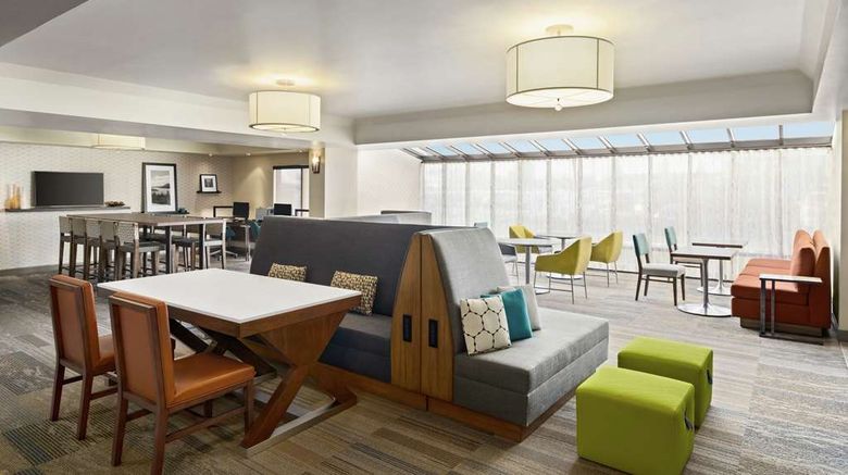 <b>Hampton Inn Portland Airport Lobby</b>. Images powered by <a href="https://iceportal.shijigroup.com/" title="IcePortal" target="_blank">IcePortal</a>.