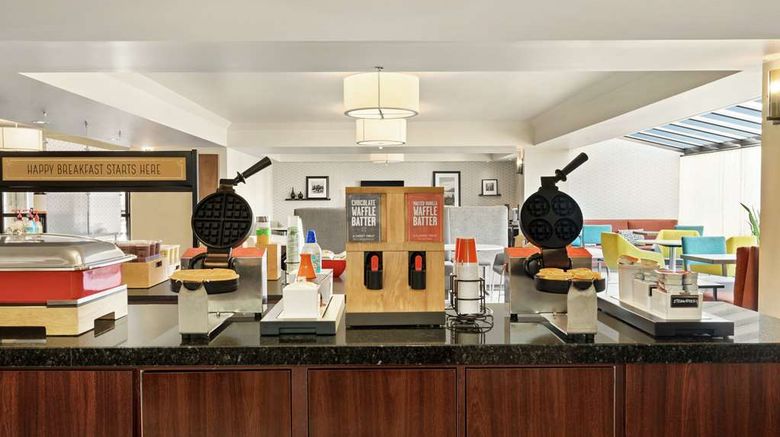 <b>Hampton Inn Portland Airport Restaurant</b>. Images powered by <a href="https://iceportal.shijigroup.com/" title="IcePortal" target="_blank">IcePortal</a>.