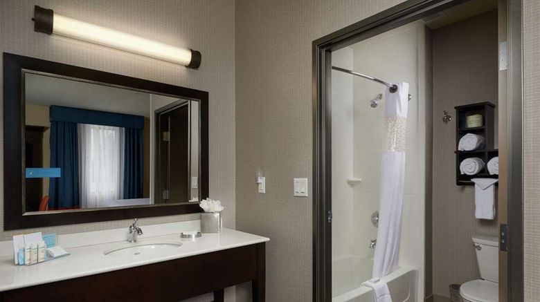 <b>Hampton Suites Portland/Vancouver Room</b>. Images powered by <a href="https://iceportal.shijigroup.com/" title="IcePortal" target="_blank">IcePortal</a>.