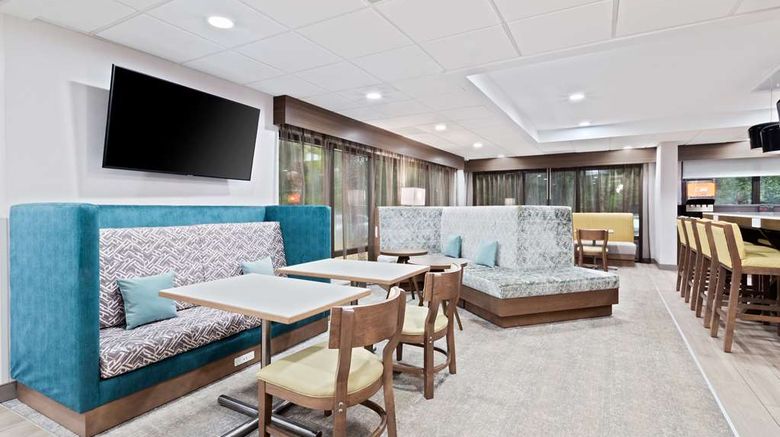 <b>Hampton Inn Perry Lobby</b>. Images powered by <a href="https://iceportal.shijigroup.com/" title="IcePortal" target="_blank">IcePortal</a>.