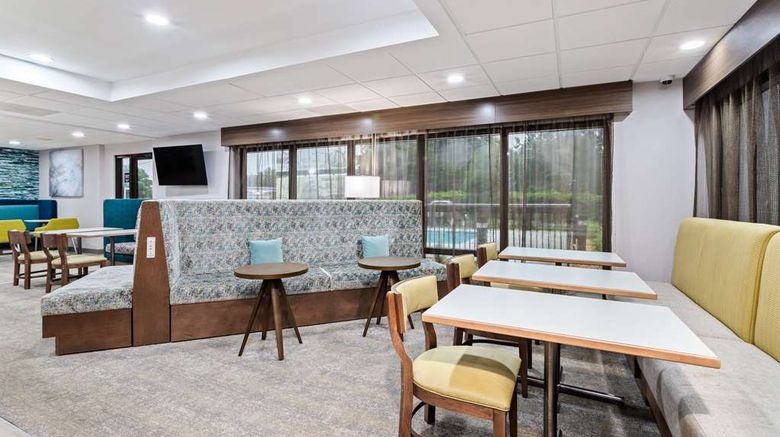 <b>Hampton Inn Perry Lobby</b>. Images powered by <a href="https://iceportal.shijigroup.com/" title="IcePortal" target="_blank">IcePortal</a>.