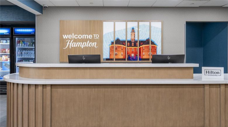 <b>Hampton Inn & Suites Historic District Lobby</b>. Images powered by <a href="https://iceportal.shijigroup.com/" title="IcePortal" target="_blank">IcePortal</a>.