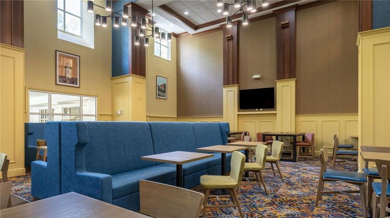 <b>Hampton Inn & Suites Historic District Lobby</b>. Images powered by <a href="https://iceportal.shijigroup.com/" title="IcePortal" target="_blank">IcePortal</a>.