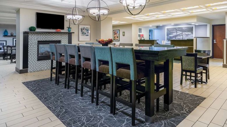 <b>Hampton Inn Plymouth Meeting Lobby</b>. Images powered by <a href="https://iceportal.shijigroup.com/" title="IcePortal" target="_blank">IcePortal</a>.