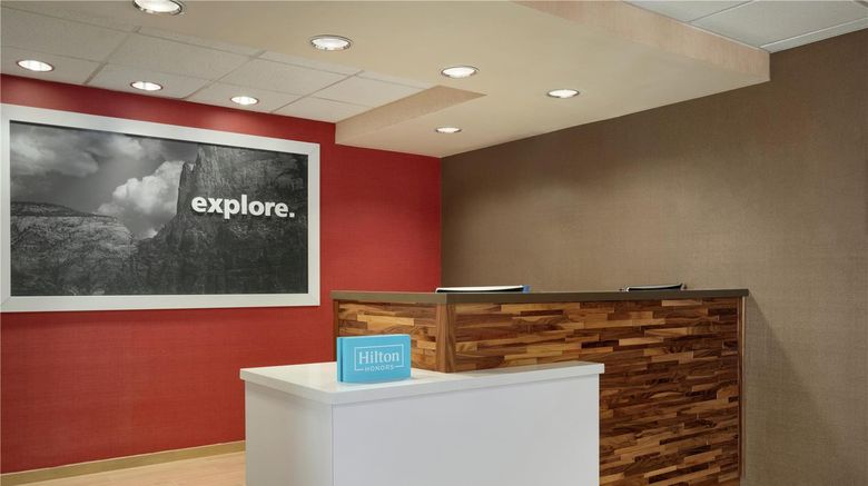 <b>Hampton Inn Phoenix/Chandler Lobby</b>. Images powered by <a href="https://iceportal.shijigroup.com/" title="IcePortal" target="_blank">IcePortal</a>.