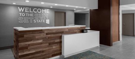 Hampton Inn Phoenix-Biltmore Lobby