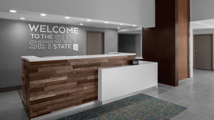 Hampton Inn Phoenix-Biltmore Lobby
