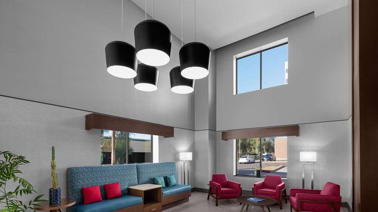 <b>Hampton Inn Phoenix-Biltmore Lobby</b>. Images powered by <a href="https://iceportal.shijigroup.com/" title="IcePortal" target="_blank">IcePortal</a>.