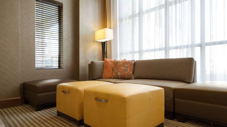 <b>Hampton Inn & Suites Glendale-Westgate Lobby</b>. Images powered by <a href="https://iceportal.shijigroup.com/" title="IcePortal" target="_blank">IcePortal</a>.