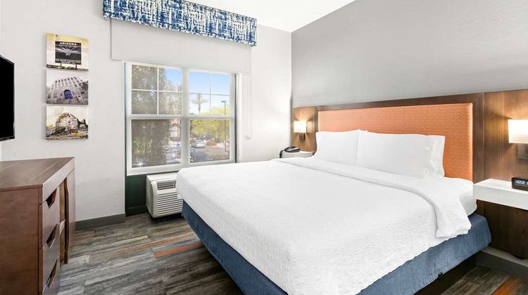 Hampton Inn & Suites Phoenix-Goodyear Room