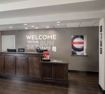 Hampton Inn & Suites North/Happy Valley Lobby