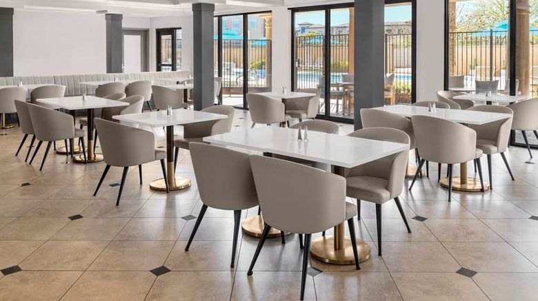 <b>DoubleTree by Hilton Phoenix-Gilbert Restaurant</b>. Images powered by <a href="https://iceportal.shijigroup.com/" title="IcePortal" target="_blank">IcePortal</a>.
