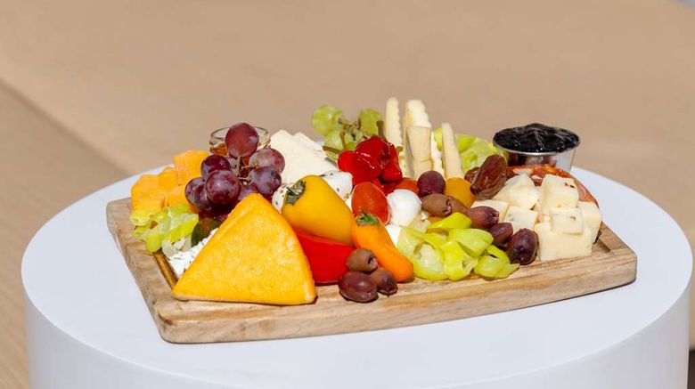 <b>DoubleTree by Hilton Phoenix-Gilbert Restaurant</b>. Images powered by <a href="https://iceportal.shijigroup.com/" title="IcePortal" target="_blank">IcePortal</a>.