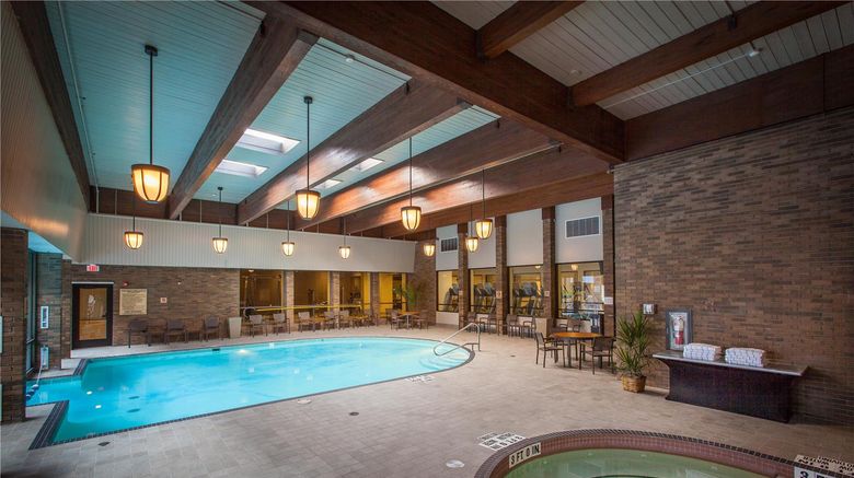 <b>DoubleTree Pittsburgh Green Tree Pool</b>. Images powered by <a href="https://iceportal.shijigroup.com/" title="IcePortal" target="_blank">IcePortal</a>.