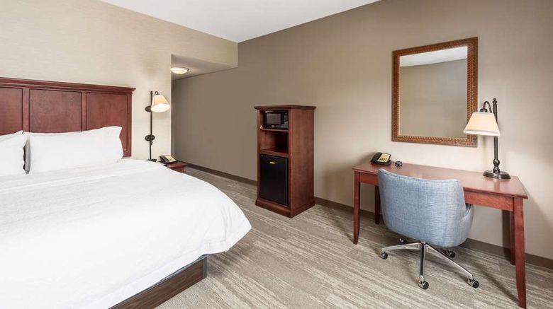 <b>Hampton Inn Branson Hills Room</b>. Images powered by <a href="https://iceportal.shijigroup.com/" title="IcePortal" target="_blank">IcePortal</a>.