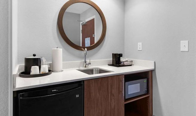 Hampton Inn/Suites I-10 North at Univ Room