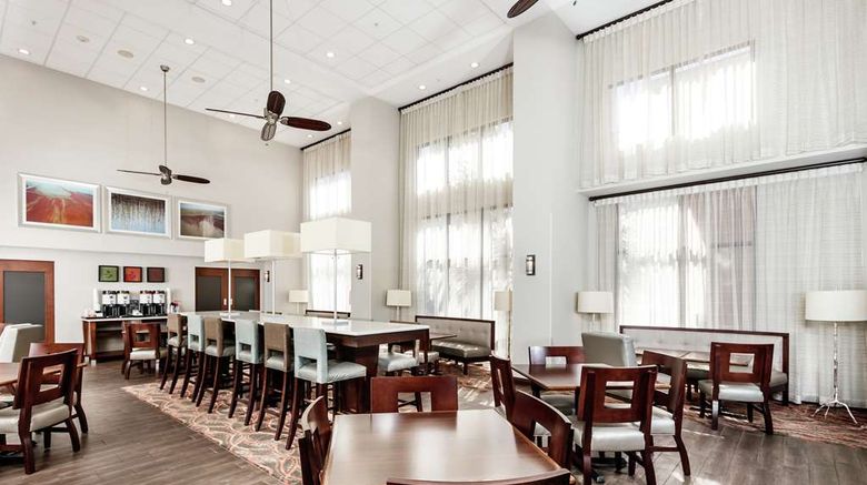 <b>Hampton Inn & Suites Navarre Restaurant</b>. Images powered by <a href="https://iceportal.shijigroup.com/" title="IcePortal" target="_blank">IcePortal</a>.