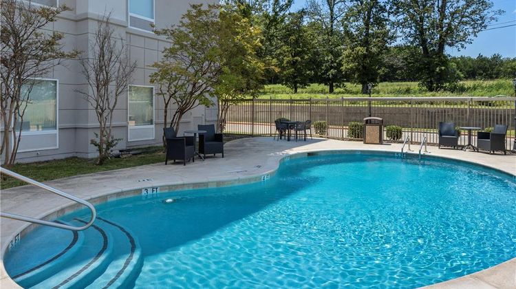 Hampton Inn and Suites Denison Pool