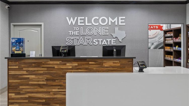 Hampton Inn and Suites Denison Lobby