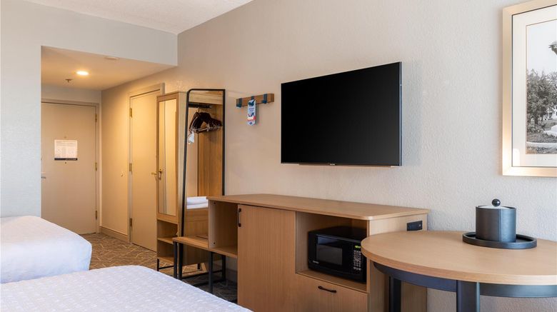 <b>Hampton Inn Portsmouth Central Room</b>. Images powered by <a href="https://iceportal.shijigroup.com/" title="IcePortal" target="_blank">IcePortal</a>.