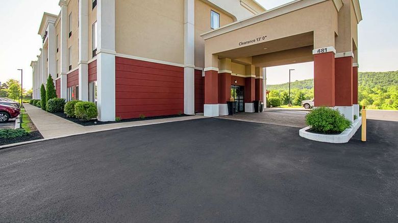 <b>Hampton Inn Pine Grove Exterior</b>. Images powered by <a href="https://iceportal.shijigroup.com/" title="IcePortal" target="_blank">IcePortal</a>.
