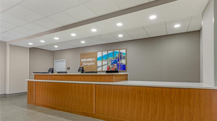 Hampton Inn Pine Grove Lobby