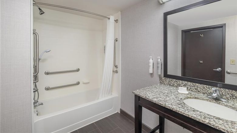 <b>Hampton Inn Lewiston/Auburn Room</b>. Images powered by <a href="https://iceportal.shijigroup.com/" title="IcePortal" target="_blank">IcePortal</a>.