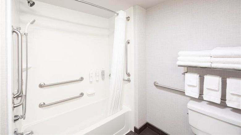 <b>Hampton Inn Lewiston/Auburn Room</b>. Images powered by <a href="https://iceportal.shijigroup.com/" title="IcePortal" target="_blank">IcePortal</a>.