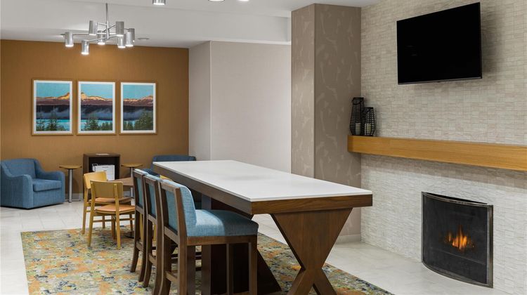 Hampton Inn & Suites Bremerton Lobby