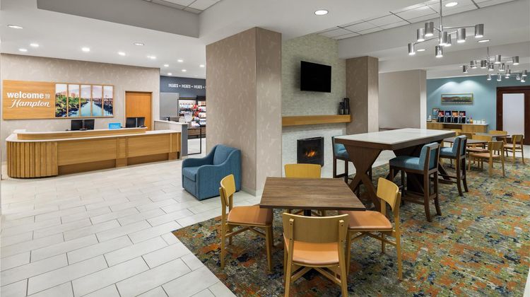 Hampton Inn & Suites Bremerton Lobby