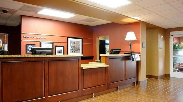 Hampton Inn & Suites Red Bluff Lobby